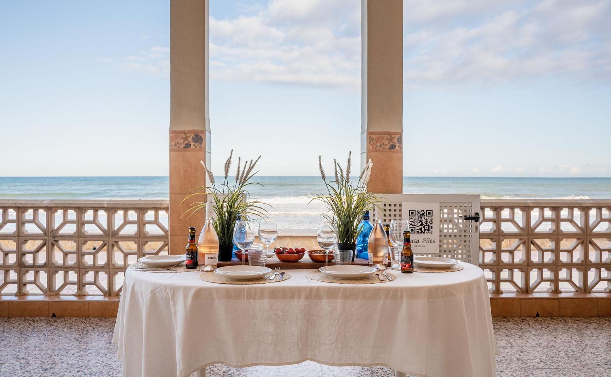 Beachfront House Пилес Екстериор снимка
